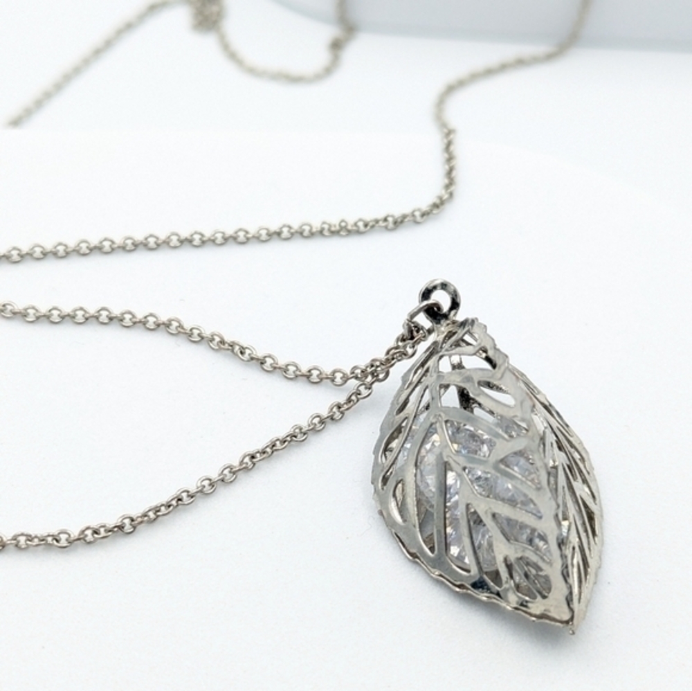 5/25$  Silver tone pendant necklace